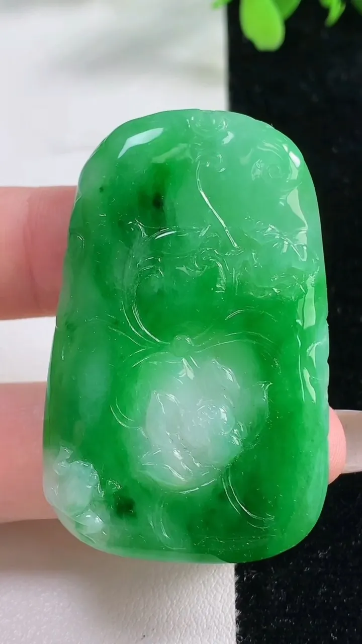 天然A货翡翠和和美美 荷叶鱼吊坠，尺寸49.5-31.5-5.2，重量:18.80g
11月9日