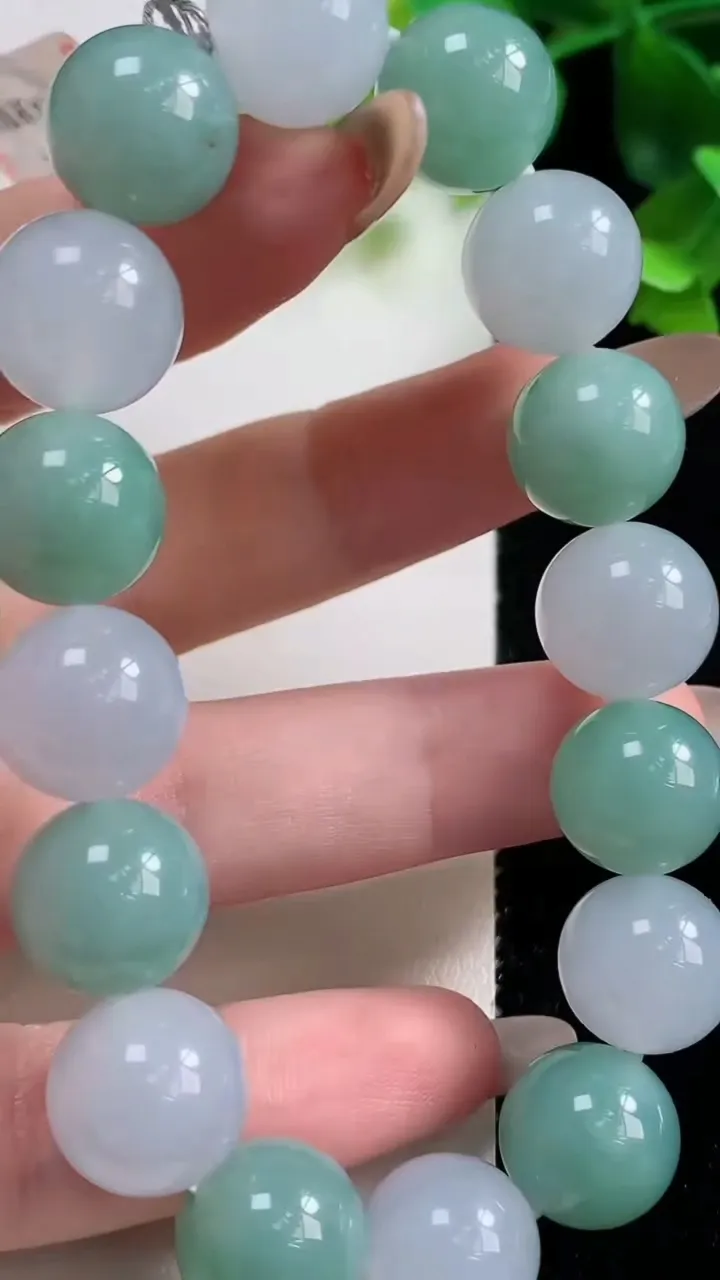 天然A货翡翠圆珠手串16颗，尺寸12.7，重量:54.98g11月9日
工厂直销收藏佳品,种好水足，色泽均匀，有种有色，上手高大气！
