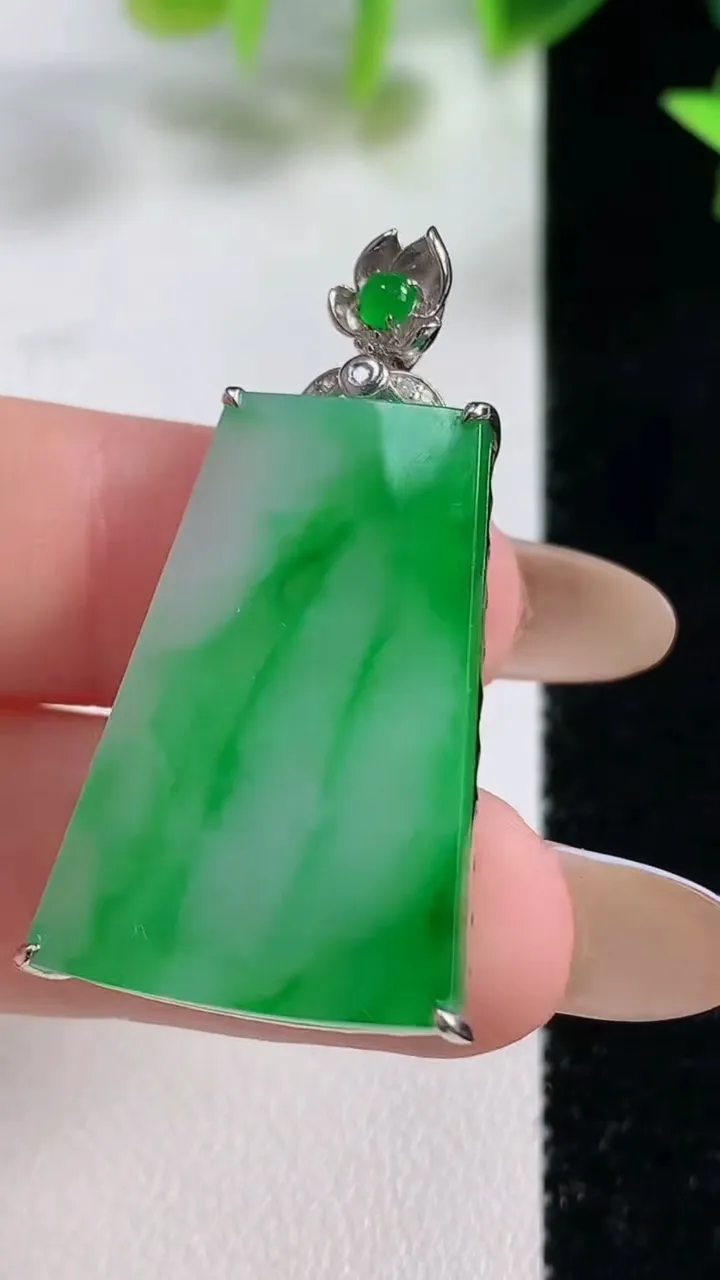 天然A货翡翠无事牌吊坠，尺寸38.8-29.4-21.2-5.4，重量:5.99g
11月9日