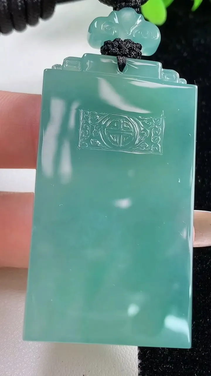 天然A货翡翠仿古无事牌吊坠，尺寸55-30.4-5.7，重量:38.72g
11月9日