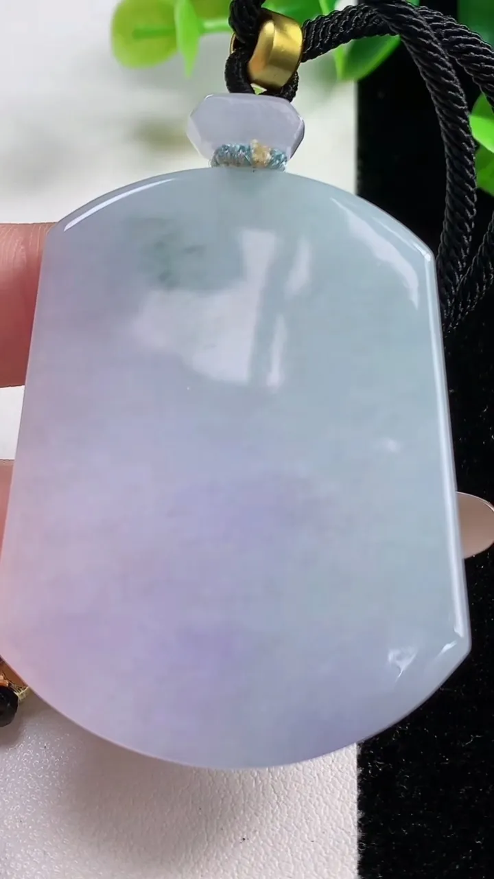 天然A货翡翠冰种春带彩 紫罗兰无事牌吊坠，尺寸53.6-40-6.3，重量:40.50g
11月9日