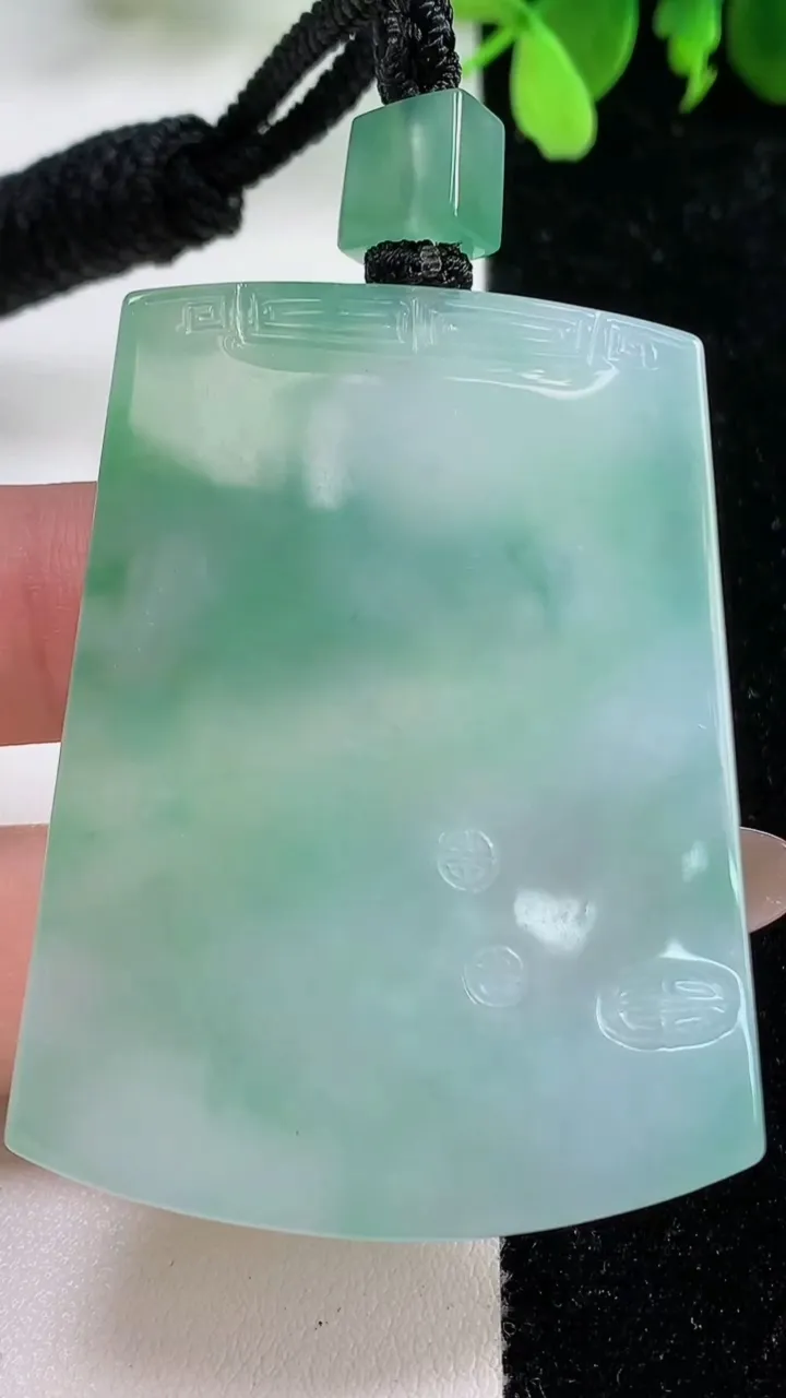 天然A货翡翠花无事牌吊坠，尺寸54-40.4-5.6，重量:39.21g
11月9日