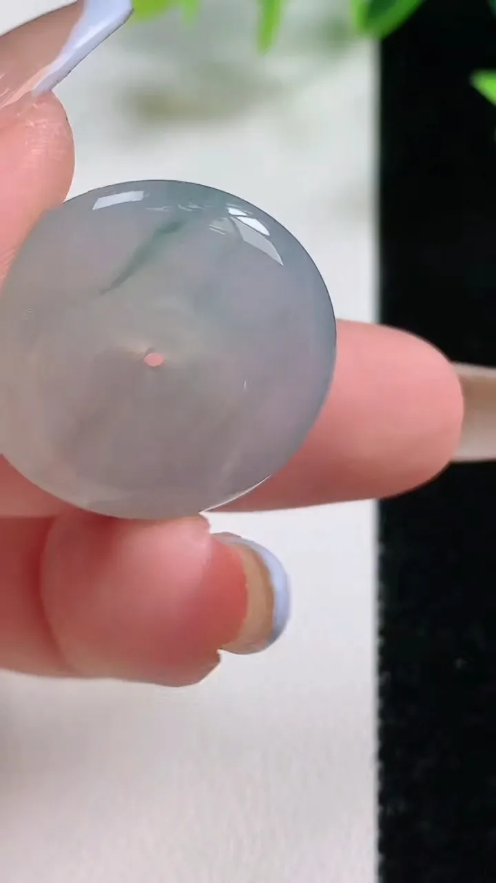 天然A货翡翠冰种飘花平安扣吊坠，尺寸24.6-6，重量:7.41g
11月9日