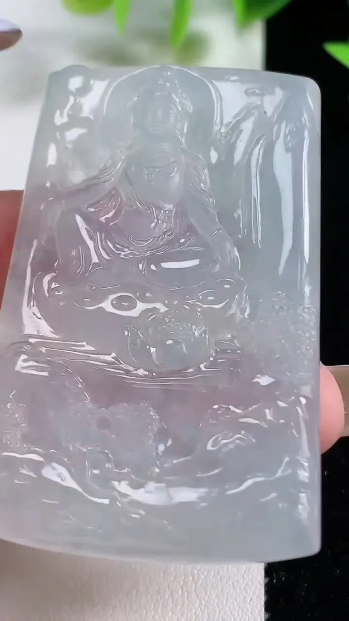 天然A货翡翠种白冰山水观音菩萨吊坠，尺寸57-34.6-5.5，重量:26.04g
11月9日