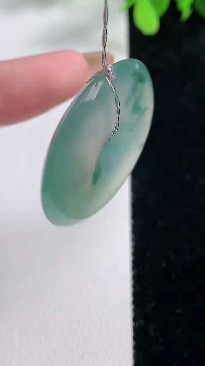 天然A货翡翠种飘花平安扣吊坠，尺寸31.2-5.7，重量:11.54g
11月9日