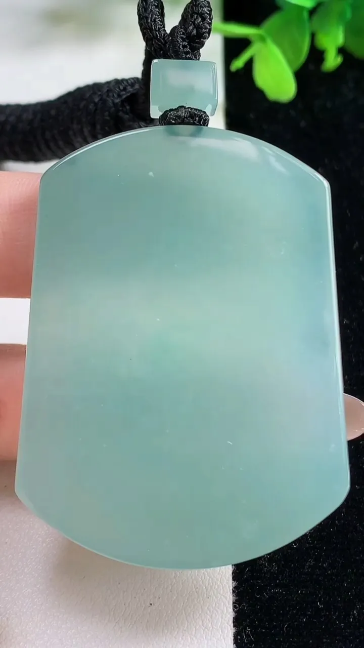 天然A货翡翠无事牌吊坠，尺寸54.8-40-5.8，重量:39.40g
11月9日