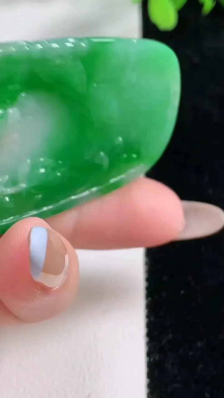 天然A货翡翠和和美美 荷叶鱼吊坠，尺寸49.5-31.5-5.2，重量:18.80g
11月9日