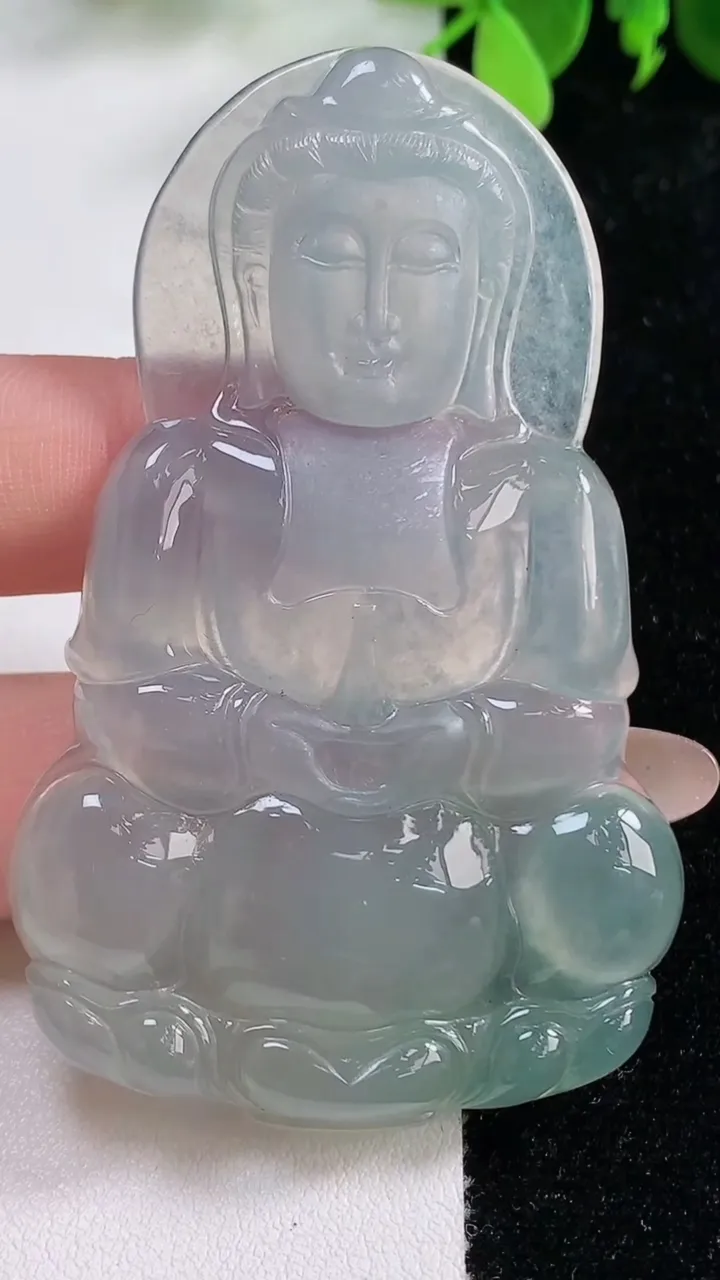 天然A货翡翠正装观音菩萨吊坠，尺寸69.2-43.7-6.4，重量:29.72g
11月9日