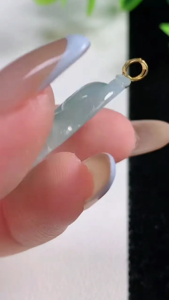 天然A货翡翠如意吊坠，尺寸33.5-21.7-5.9，重量:8.31g
11月9日