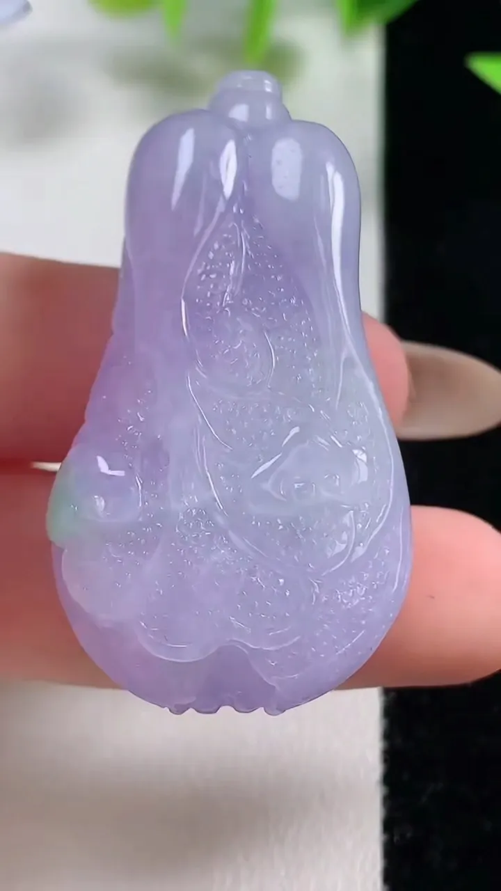 天然A货翡翠冰种春带彩 紫罗兰白菜吊坠，尺寸47.5-24.2-12.6，重量:26.10g
11月9日