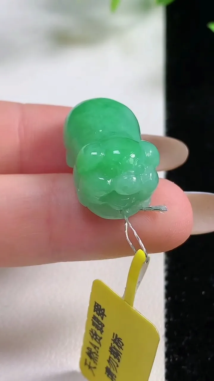 天然A货翡翠生肖猪吊坠，尺寸23-13.7-11.2，重量:7.77g
11月9日