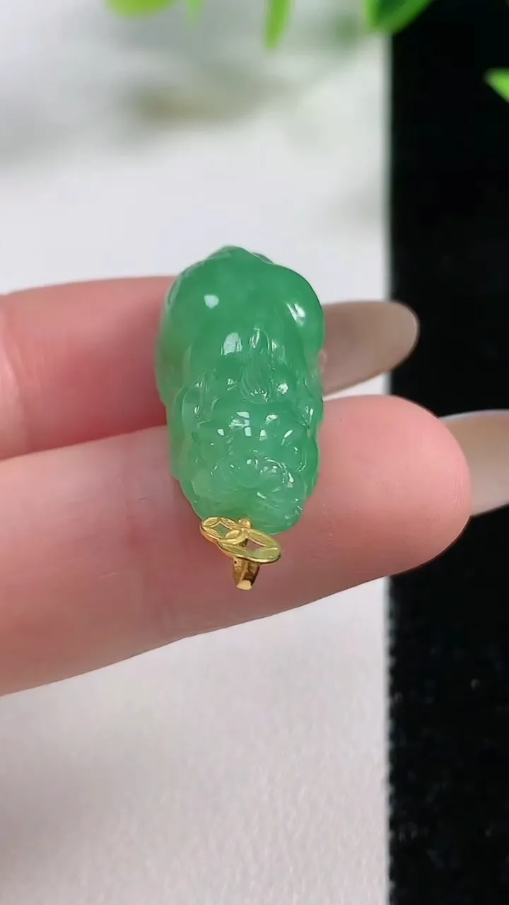 天然A货翡翠貔貅吊坠，尺寸25.7-11.8-8.2，重量:5.14g
11月9日