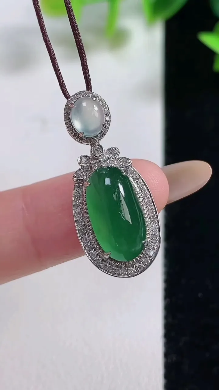 天然A货翡翠蛋面吊坠，尺寸27-12-7.5裸石14-7.9，重量:2.65g
11月9日