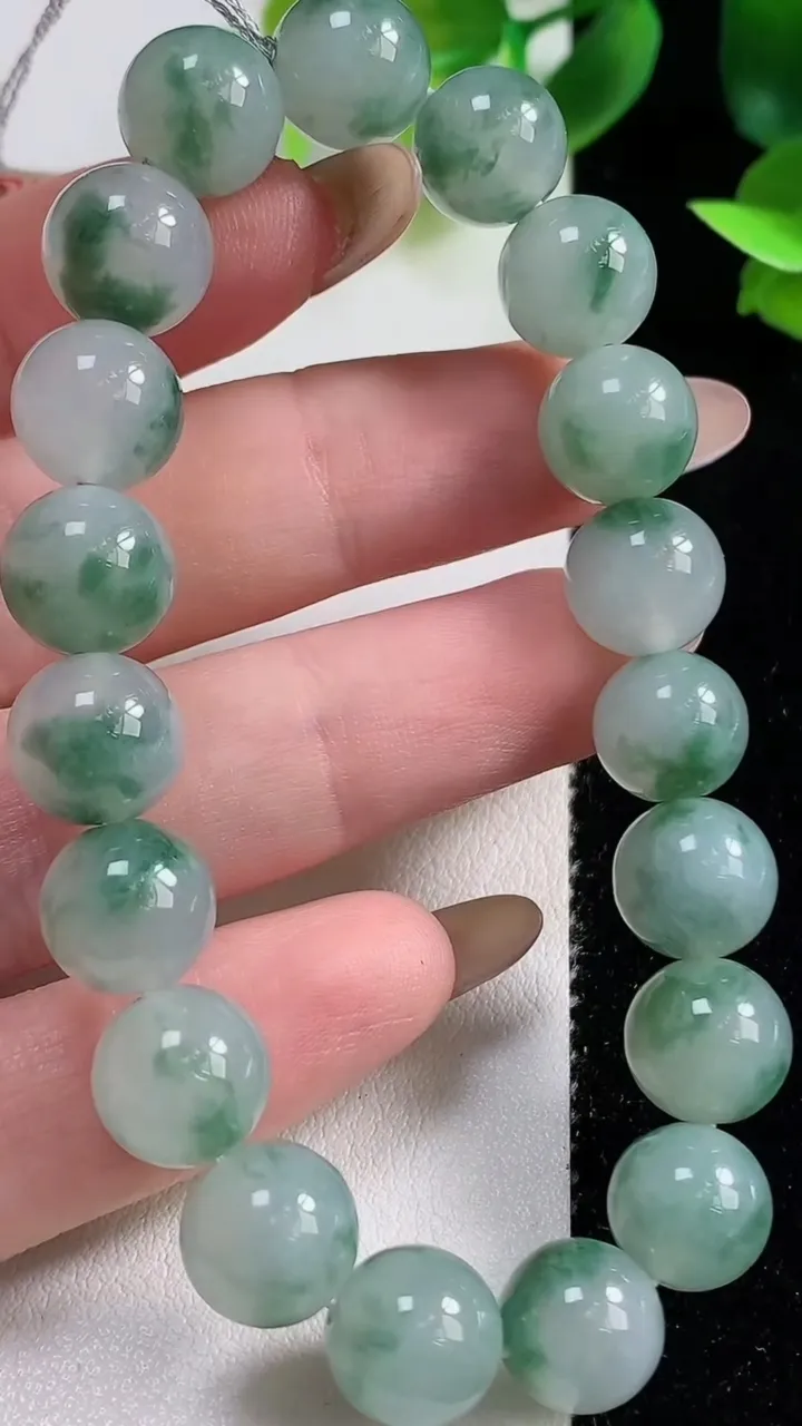 天然A货翡翠种飘花圆珠手串19颗，尺寸10，重量:32.51g11月9日
工厂直销收藏佳品,种好水足，色泽均匀，有种有色，上手高大气！