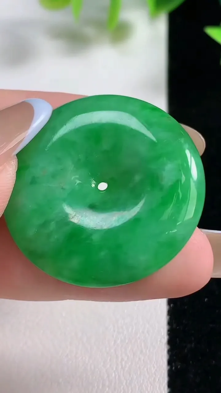 天然A货翡翠平安扣吊坠，尺寸32-5.8，重量:12.43g
11月9日