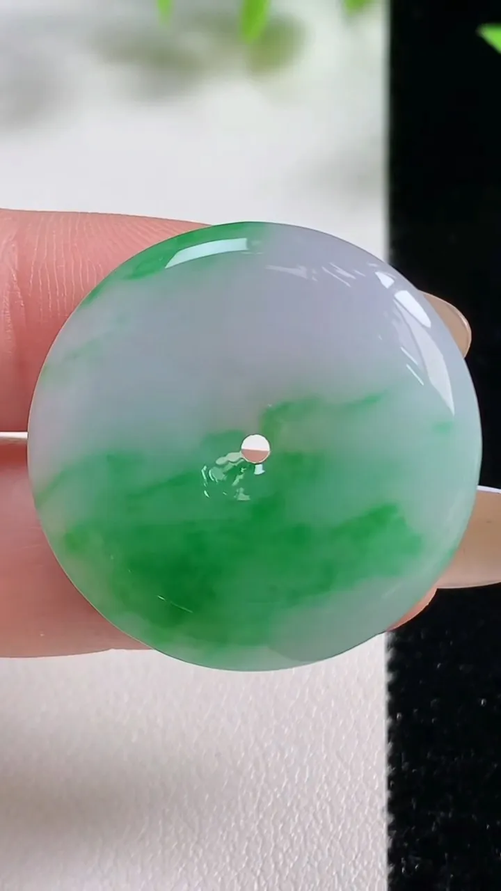 天然A货翡翠平安扣吊坠，尺寸29.6-5，重量:9.57g
11月9日