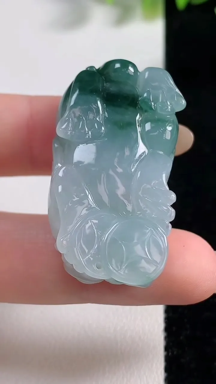 天然A货翡翠冰种飘花霸王貔貅吊坠，尺寸39.3-21.5-11.5，重量:21.09g
11月9日