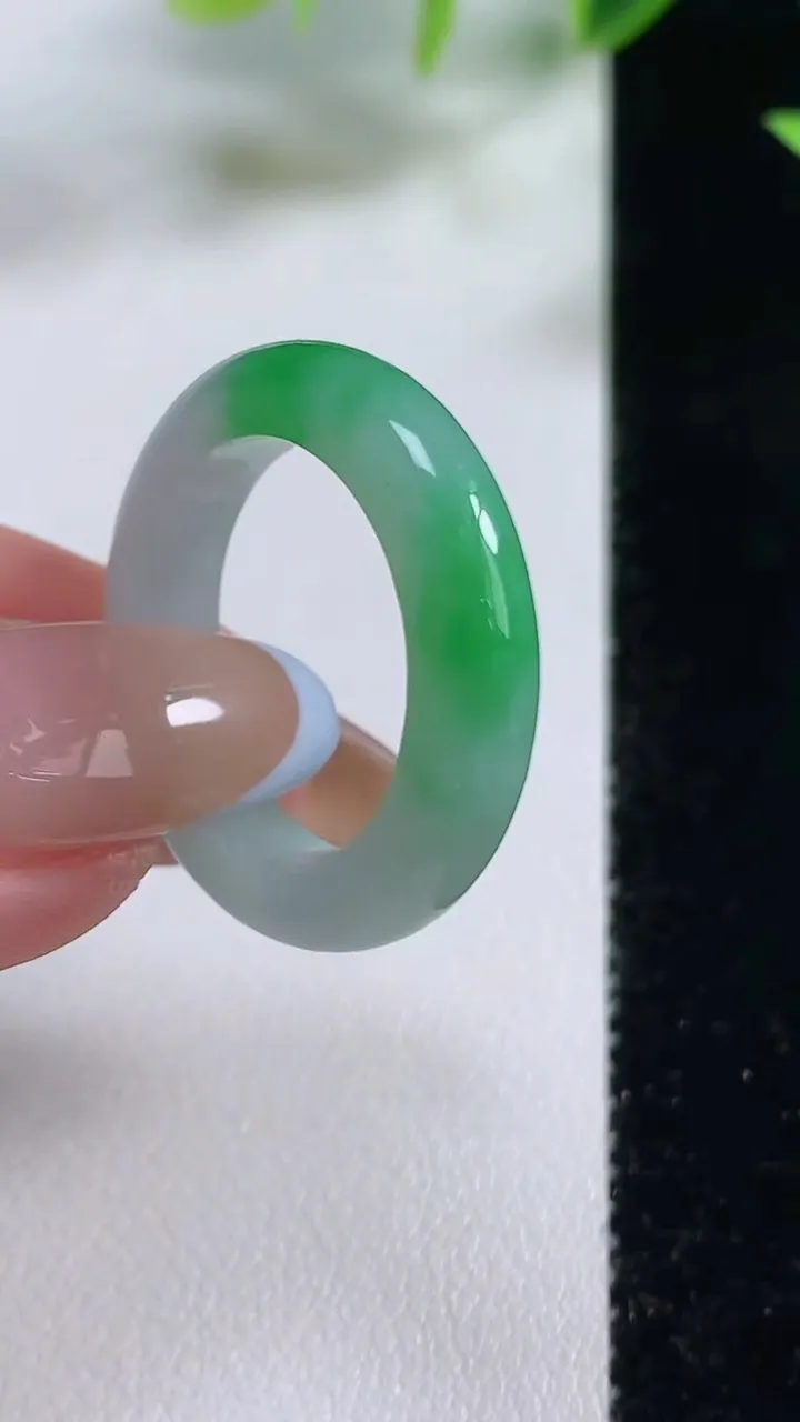 天然A货翡翠指环 戒指，尺寸19.5-4.8-4，重量:4.74g2025年11月9日
工厂直销收藏佳品,种好水足，色泽均匀，有种有色，上手高大气！