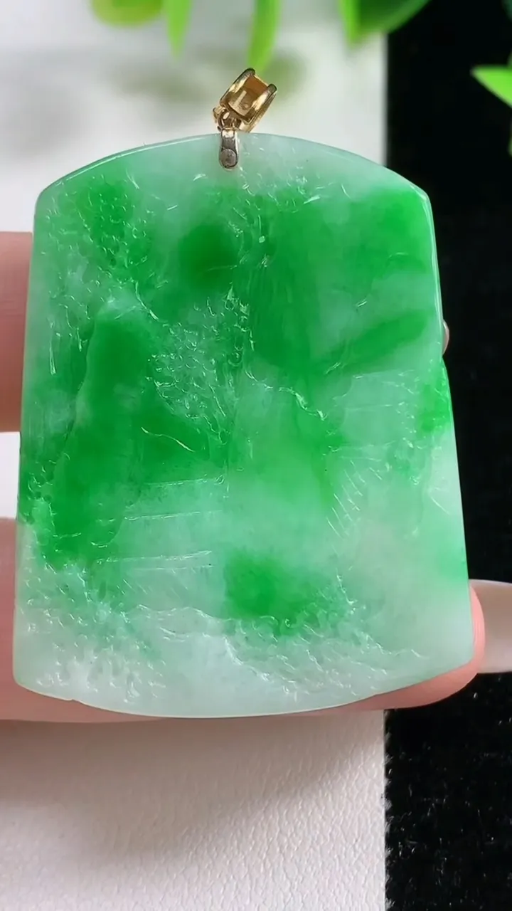 天然A货翡翠山水牌吊坠，尺寸43.8-34.6-4.3，重量15.05g
11月9日