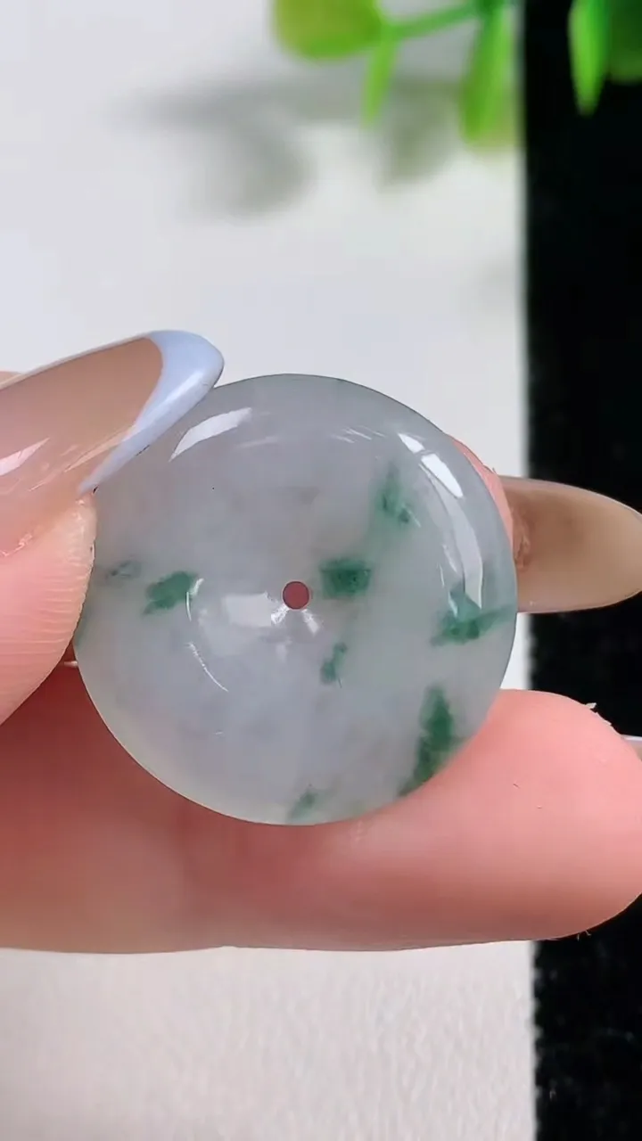 天然A货翡翠冰种飘花平安扣吊坠，尺寸23.4-4.6，重量:5.40g
11月9日