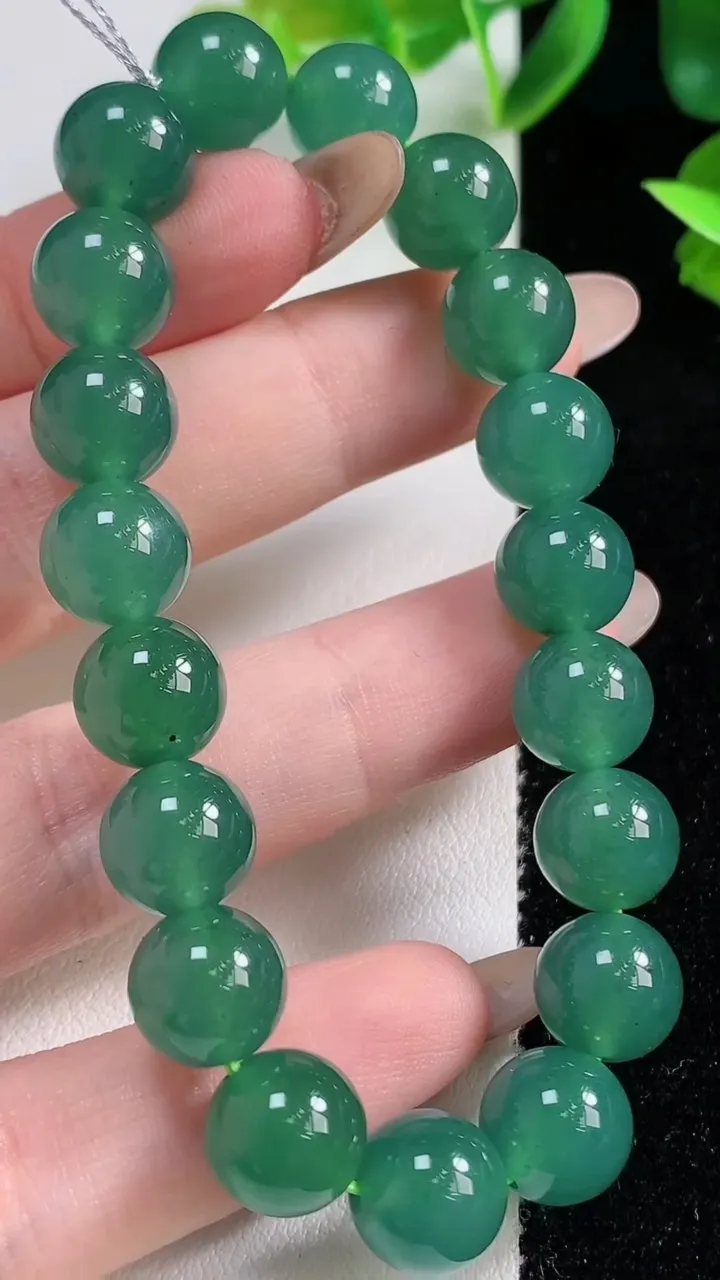 天然A货翡翠种蓝水圆珠手串19颗，尺寸9.8，重量:31.32g11月9日
工厂直销收藏佳品,种好水