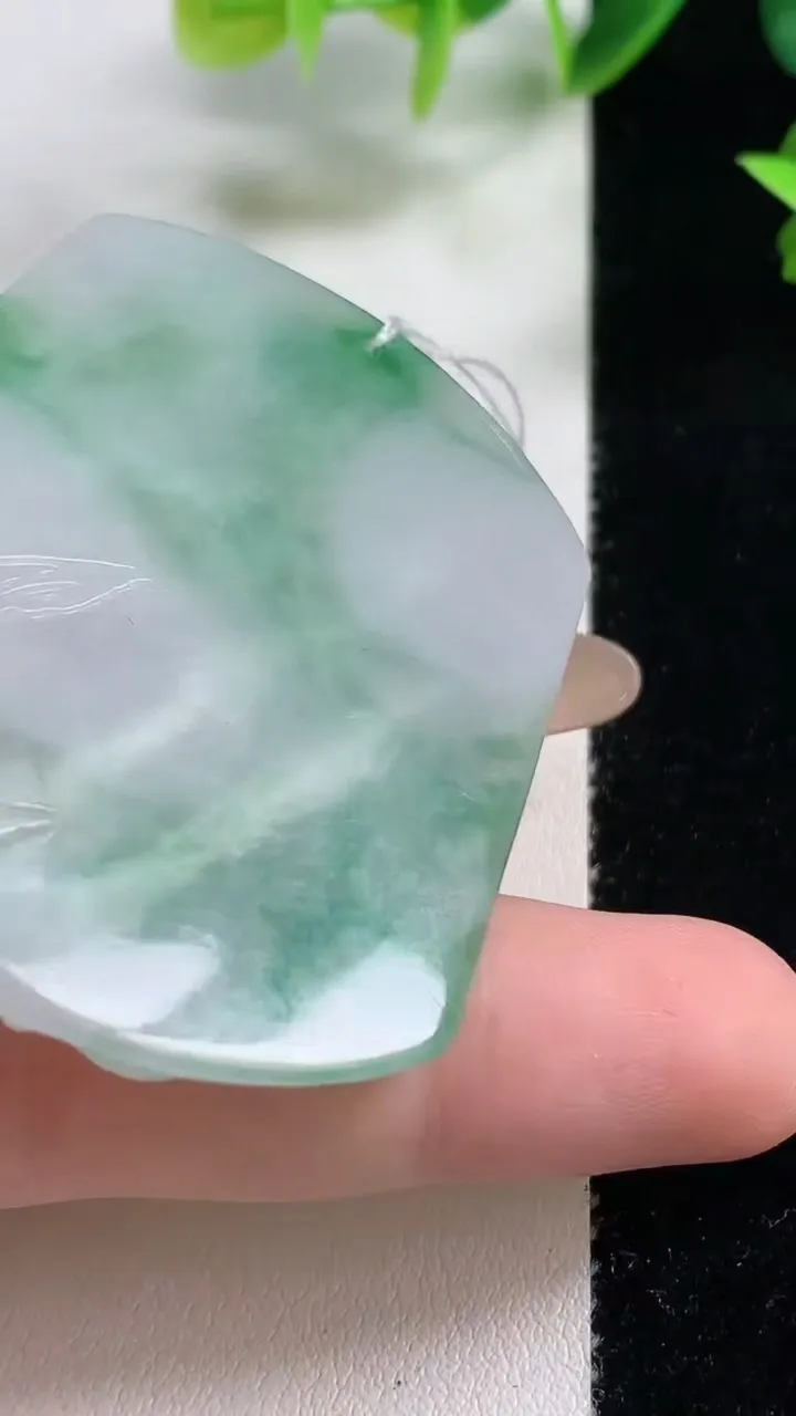 天然A货翡翠冰种飘花龙牌吊坠，尺寸54.2-42.5-5.7，重量:27.28g
11月9日