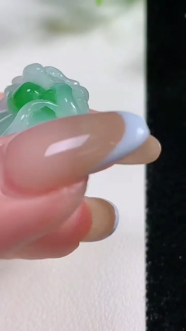 天然A货翡翠寿桃吊坠，尺寸38.4-26.7-13，重量:25.13g
11月9日