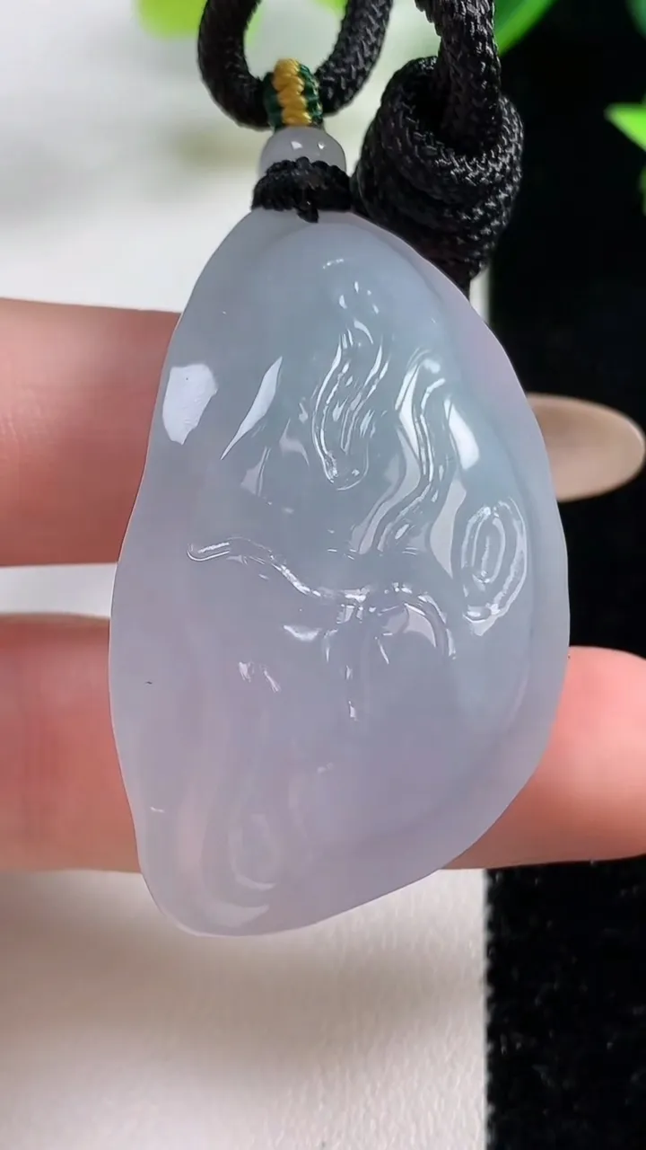 天然A货翡翠原石吊坠，尺寸40.6-26.6-14.4，重量:30.60g
11月9日