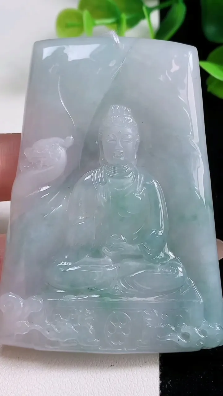 天然A货翡翠冰种飘花观音菩萨吊坠，尺寸72-51.2-5.4，重量:46.00g
11月9日