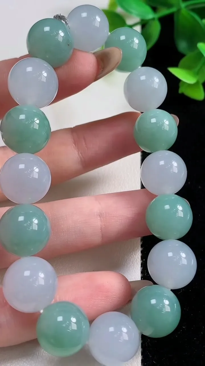 天然A货翡翠圆珠手串16颗，尺寸12.7，重量:54.98g11月9日
工厂直销收藏佳品,种好水足，色泽均匀，有种有色，上手高大气！