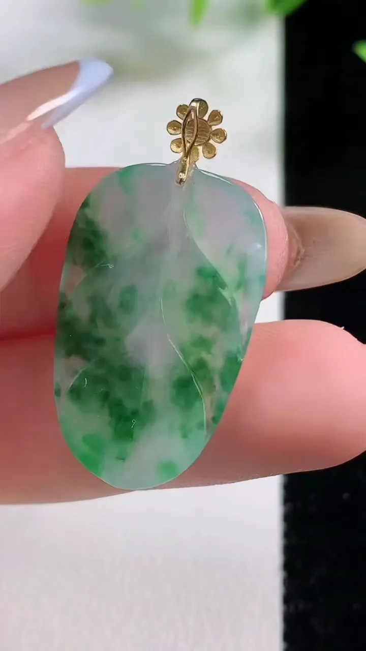 天然A货翡翠花金枝玉叶 叶子吊坠，尺寸27.4-17.5-3.4，重量:3.19g
11月9日
