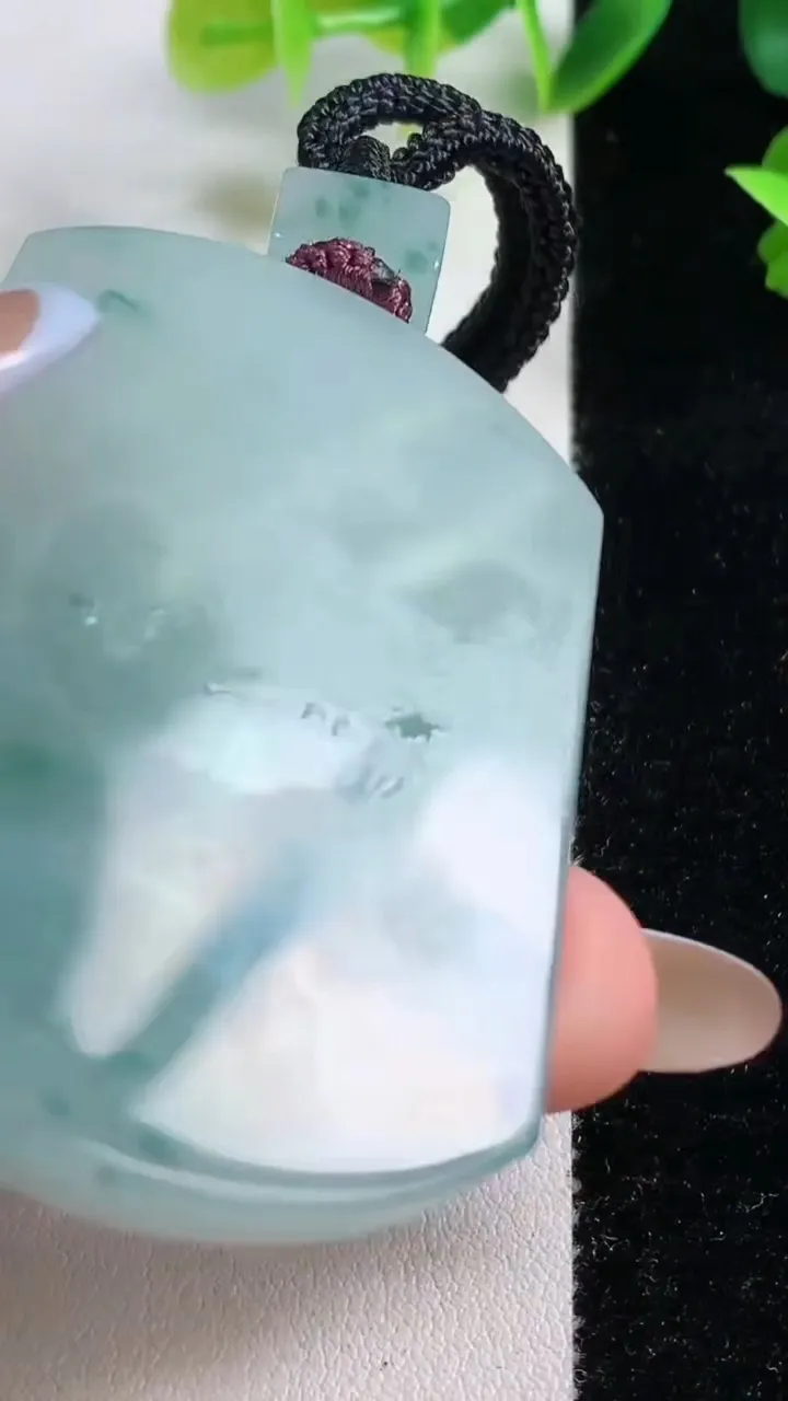 天然A货翡翠冰种飘花无事牌吊坠，尺寸54-39.2-5.7，重量:40.71g
11月9日