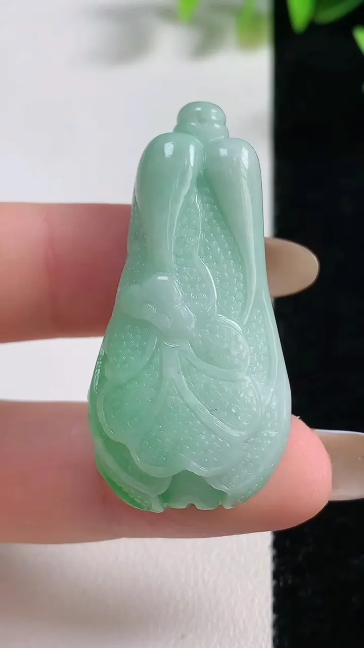 天然A货翡翠白菜吊坠，尺寸42.8-20-11.9，重量:17.72g
11月9日