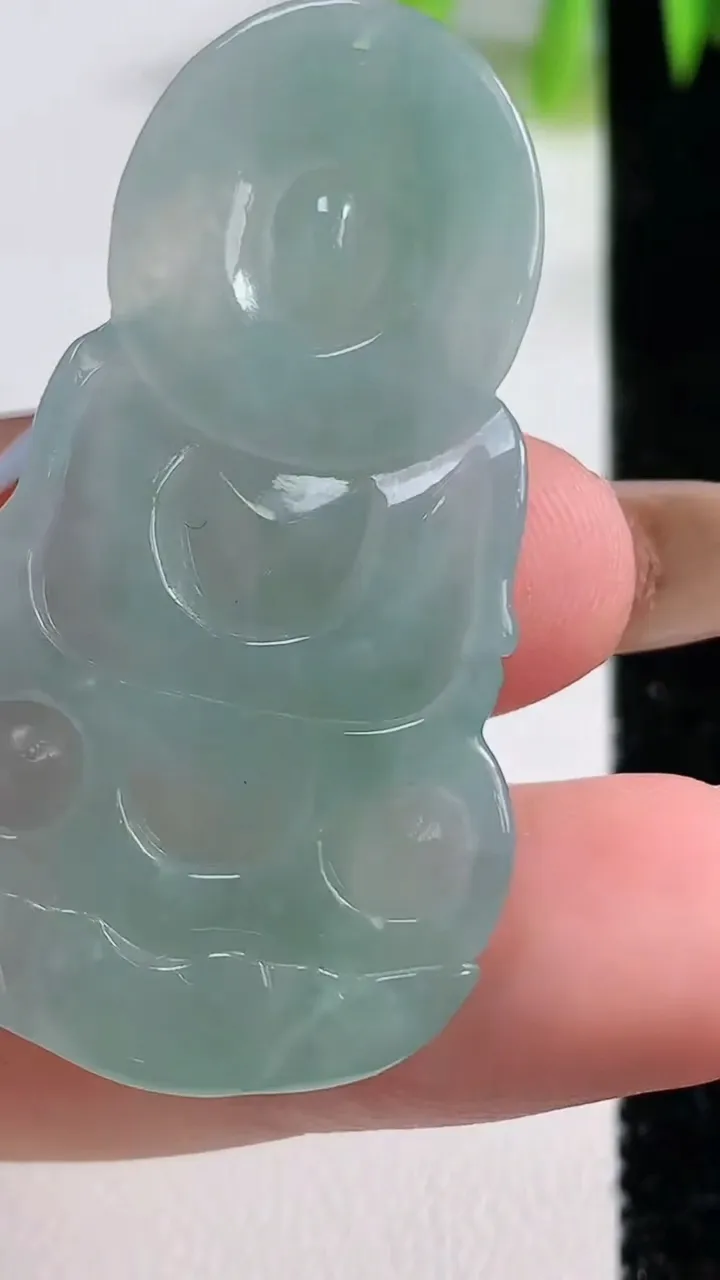 天然A货翡翠正装观音菩萨吊坠，尺寸45.7-25.5-6，重量:12.15g
11月9日