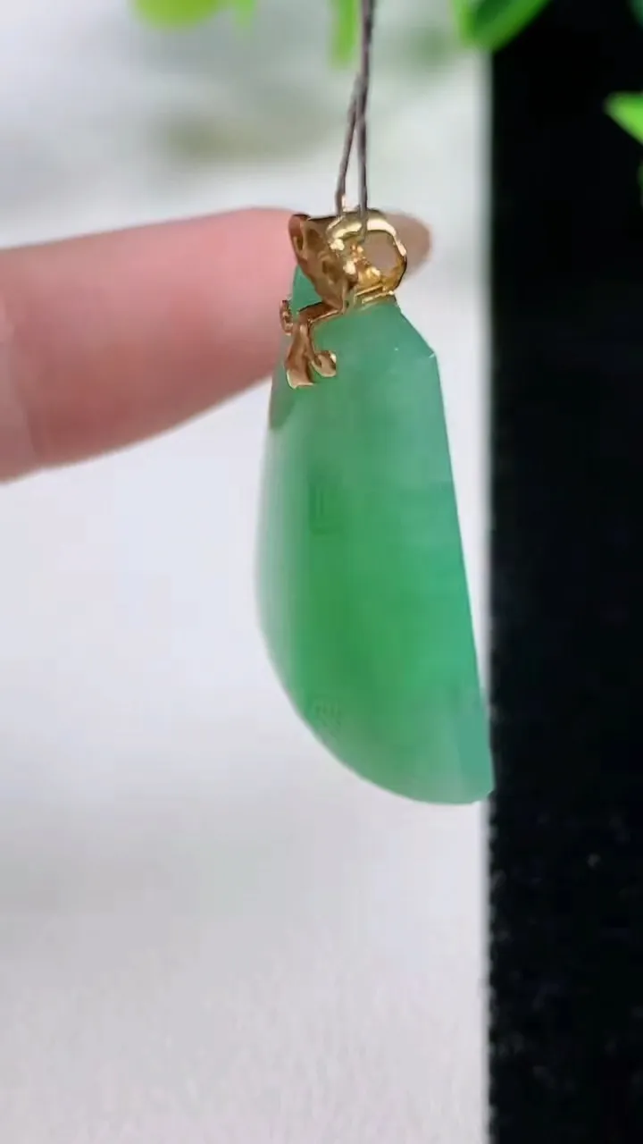 天然A货翡翠无事牌吊坠，尺寸29-22.5-6.3，重量:7.78g
11月9日