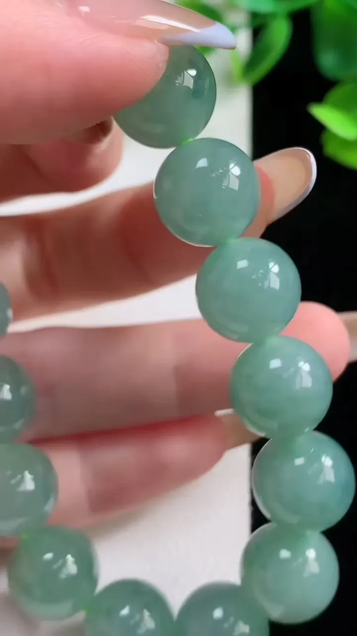 天然A货翡翠种飘花圆珠手串16颗，尺寸12.3，重量:52.16g11月9日
工厂直销收藏佳品,种好水足，色泽均匀，有种有色，上手高大气！