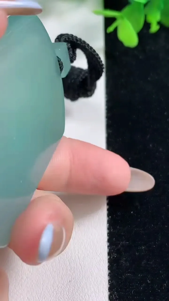 天然A货翡翠无事牌吊坠，尺寸54.8-40-5.8，重量:39.40g
11月9日