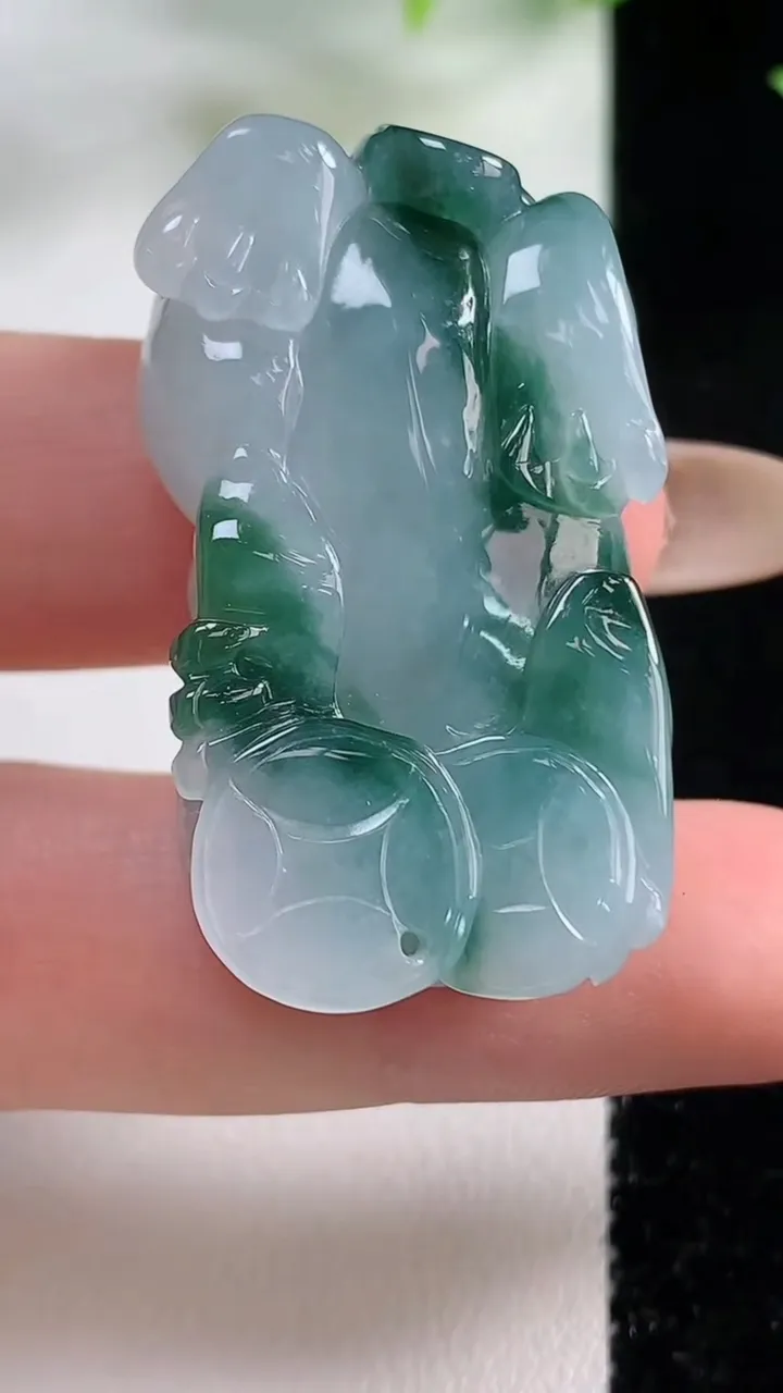 天然A货翡翠冰种飘花霸王貔貅吊坠，尺寸38-22.4-10.3，重量:22.34g
11月9日