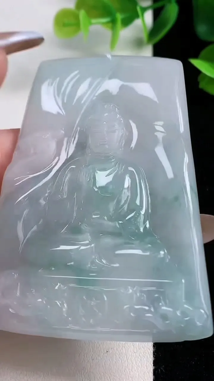 天然A货翡翠冰种飘花观音菩萨吊坠，尺寸72-51.2-5.4，重量:46.00g
11月9日