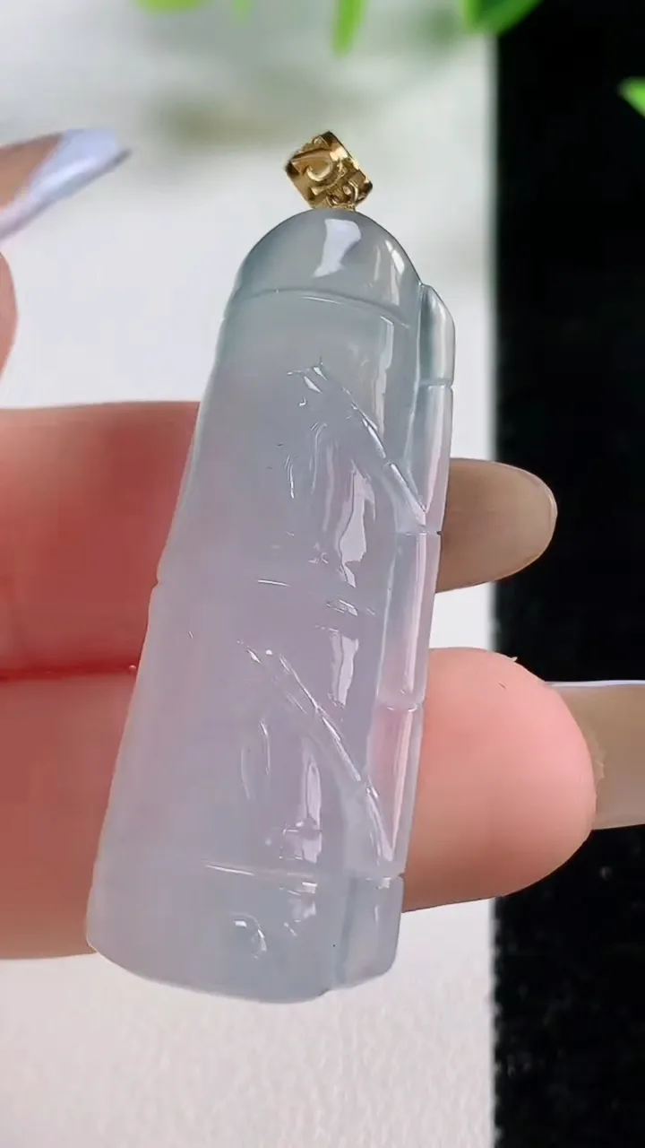 天然A货翡翠节节高升 竹节吊坠，尺寸40.8-15.6-5.8，重量:8.13g
11月9日