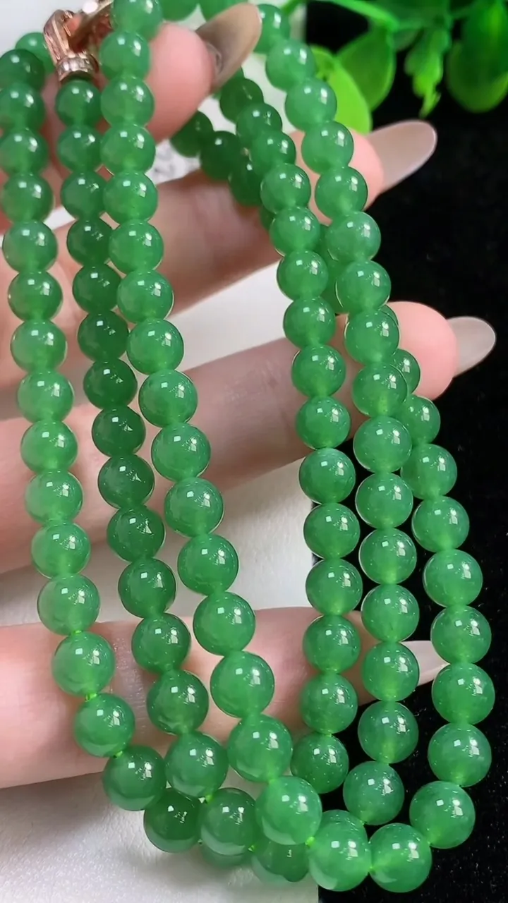 天然A货翡翠圆珠项链108颗，尺寸5.6，重量:42.13g11月9日
工厂直销收藏佳品,种好水足，色泽均匀，有种有色，上手高大气！