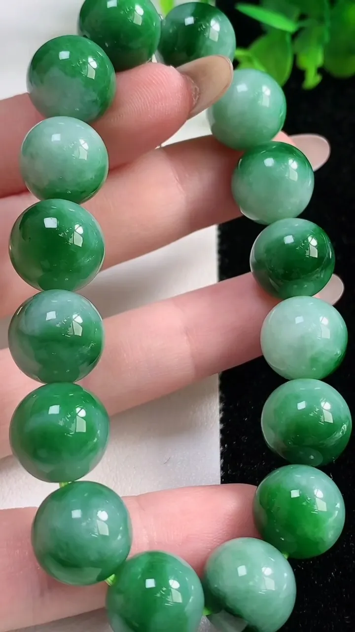 天然A货翡翠圆珠手串16颗，尺寸12.8，重量:58.38g11月9日
工厂直销收藏佳品,种好水足，色泽均匀，有种有色，上手高大气！