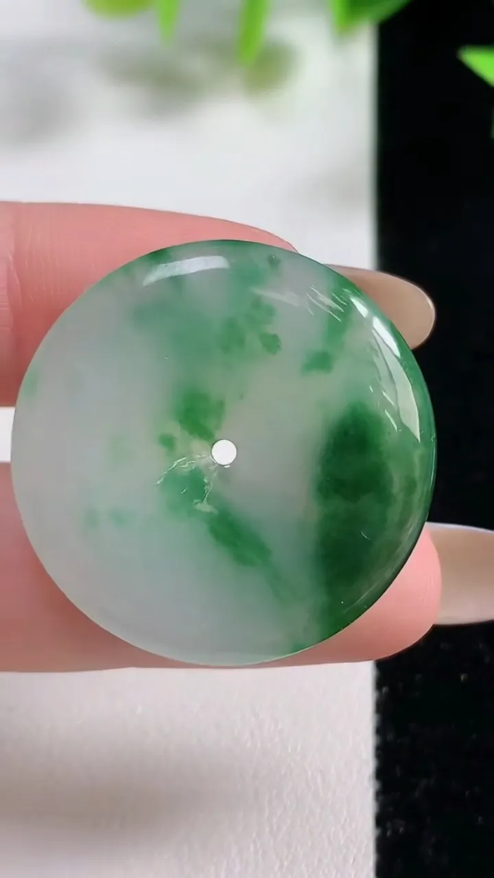 天然A货翡翠花平安扣吊坠，尺寸29.7-4.8，重量:9.01g
11月9日