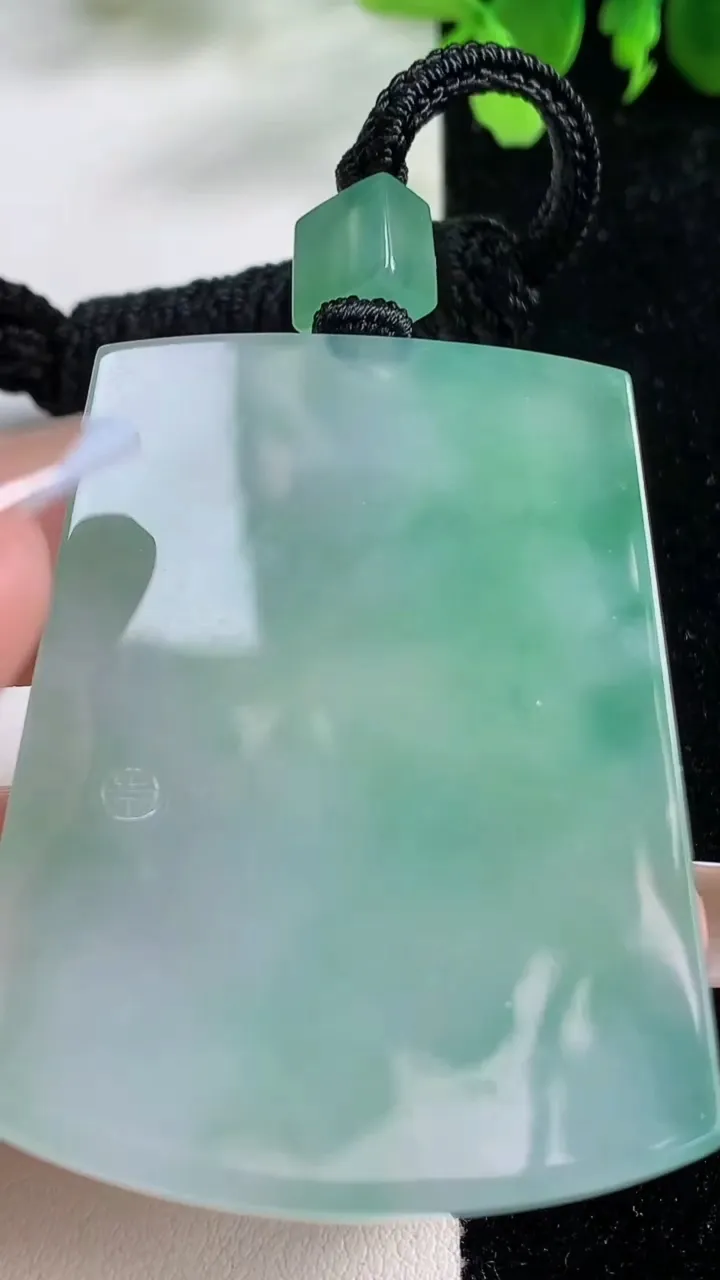 天然A货翡翠花无事牌吊坠，尺寸54-40.4-5.6，重量:39.21g
11月9日