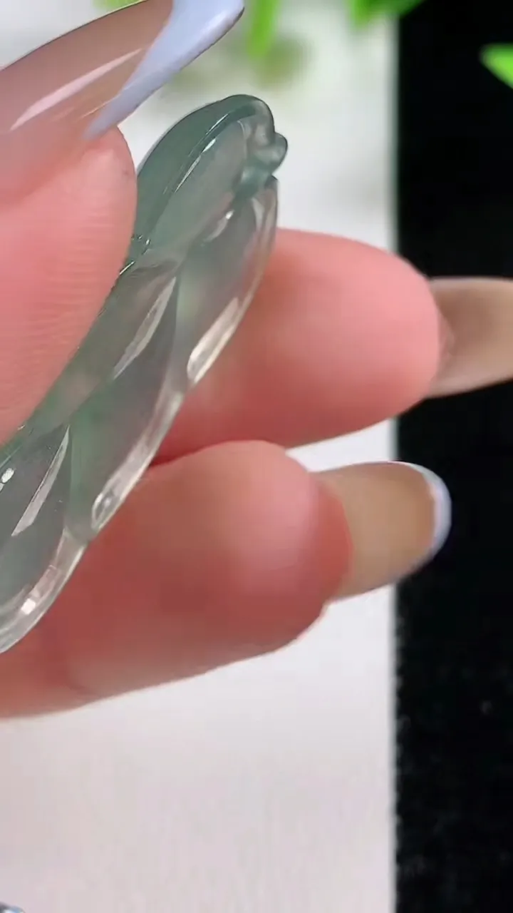 天然A货翡翠金枝玉叶 叶子镶嵌件，尺寸36.5-17.9-4.9，重量:5.47g
11月9日