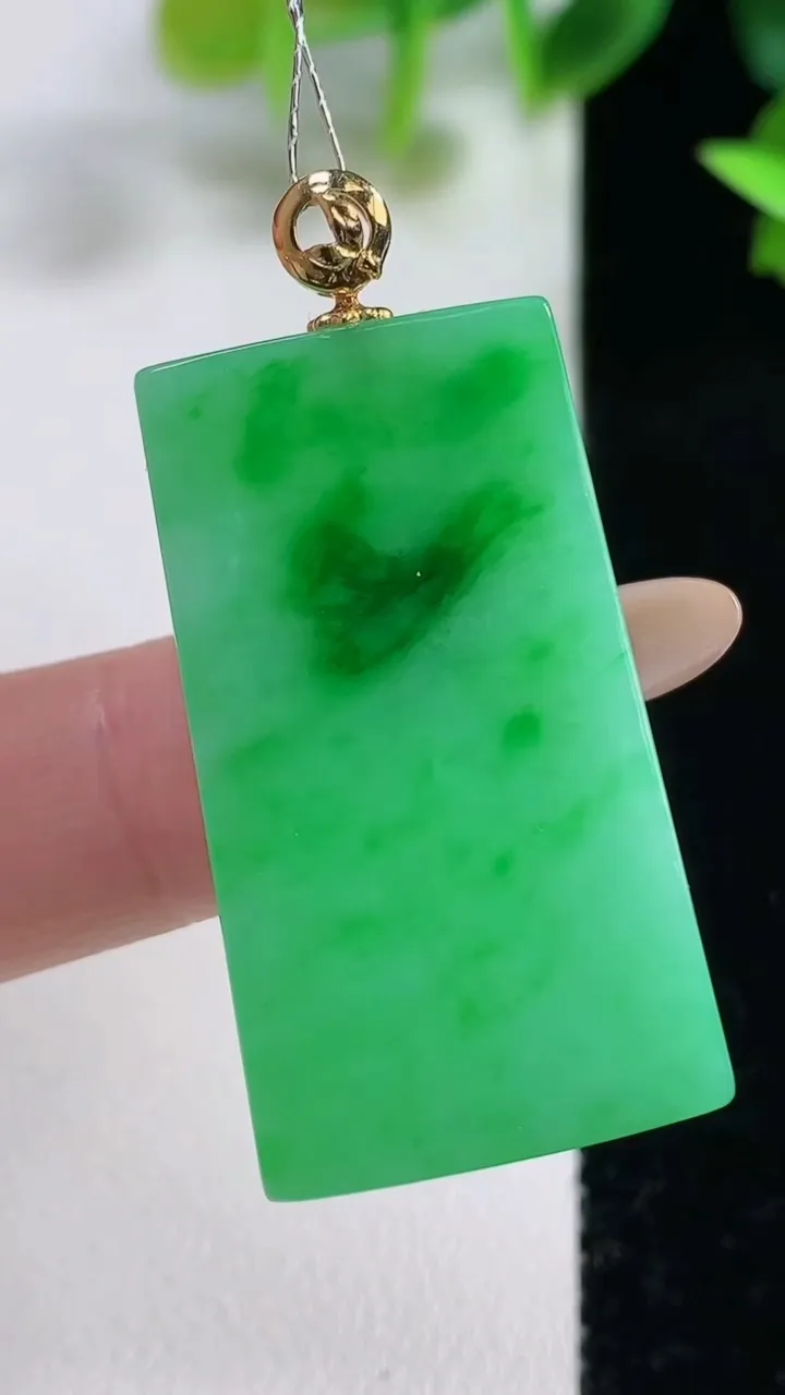 天然A货翡翠无事牌吊坠，尺寸36.4-19.7-4，重量:9.69g
11月9日