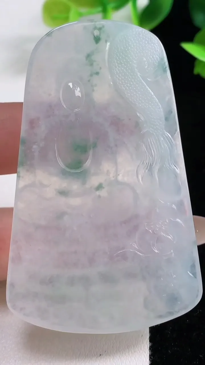 天然A货翡翠冰种飘花祥龙大日如来吊坠，尺寸65.8-40.4-5.8，重量:34.61g
11月9日