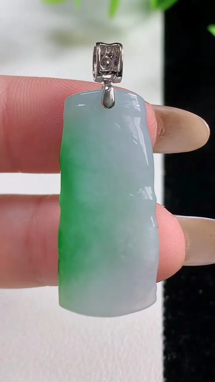 天然A货翡翠节节高升 竹节吊坠，尺寸33-14.3-6.1，重量:6.40g
11月9日