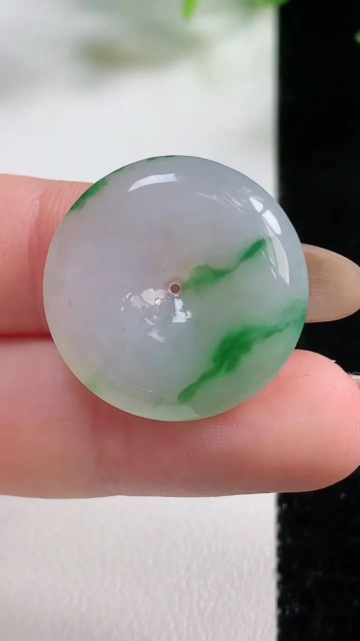 天然A货翡翠平安扣吊坠，尺寸23.4-4.8，重量:5.30g
11月9日