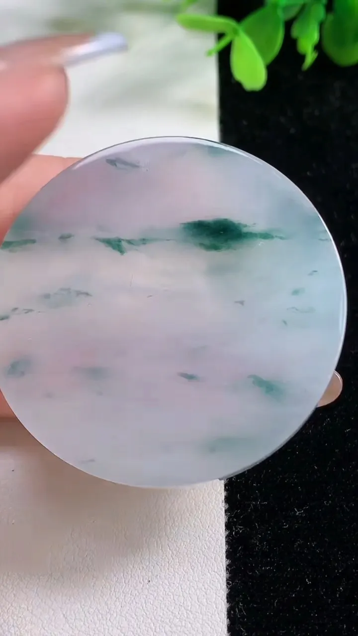 天然A货翡翠种飘花无事牌吊坠镶嵌件，尺寸50-6.6，重量:40.68g
11月9日